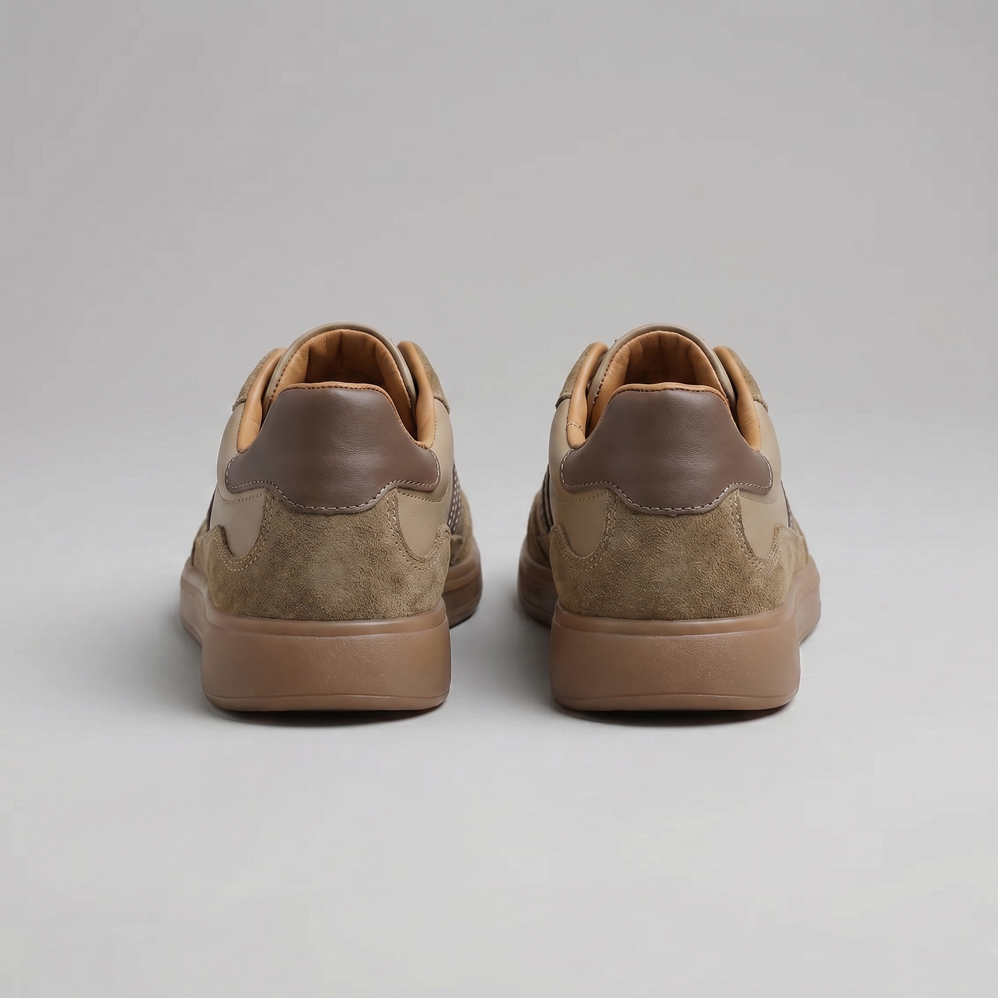 Męskie sneakersy retro z paskami, sznurowaniem i płaską podeszwą