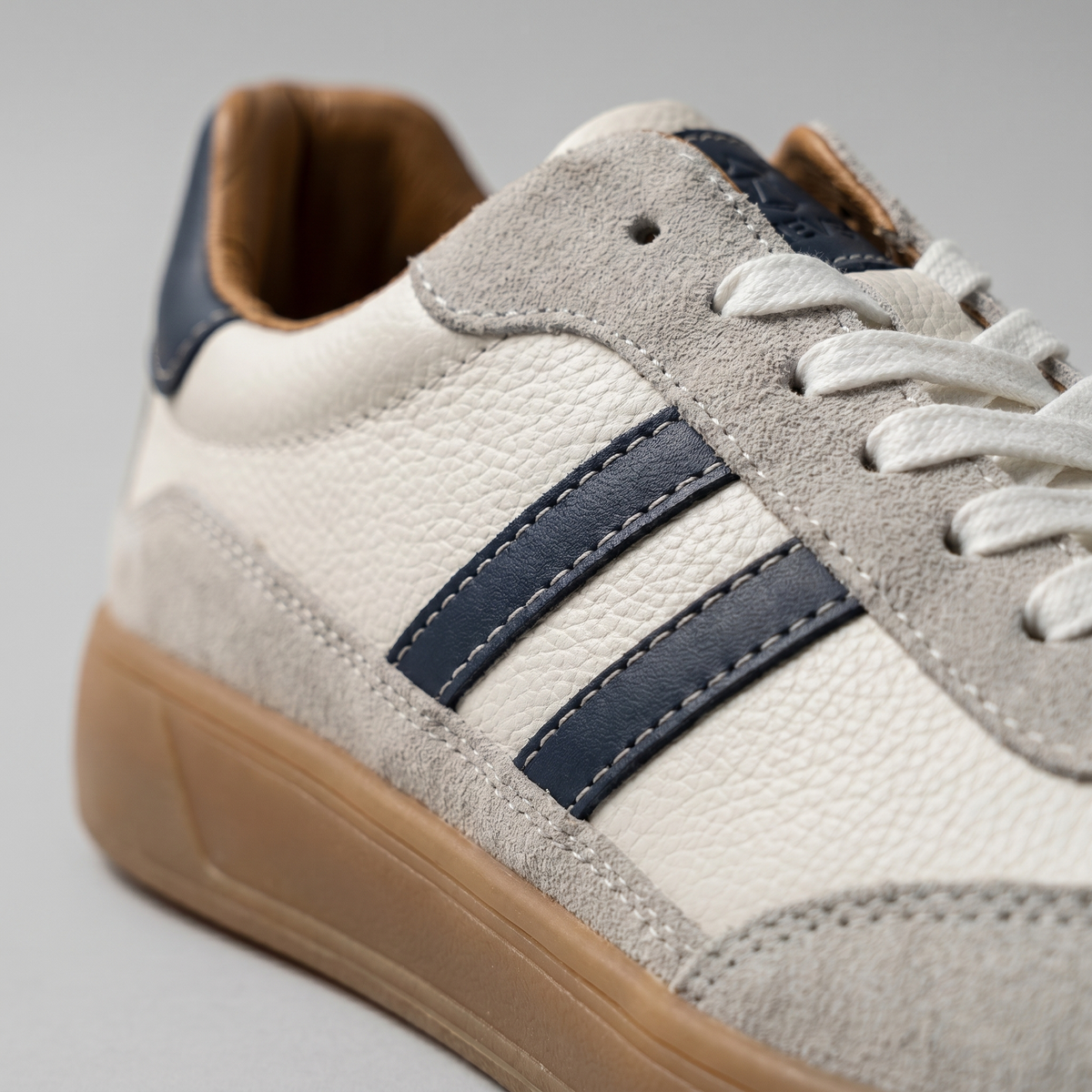 Męskie sneakersy retro z paskami, sznurowaniem i płaską podeszwą
