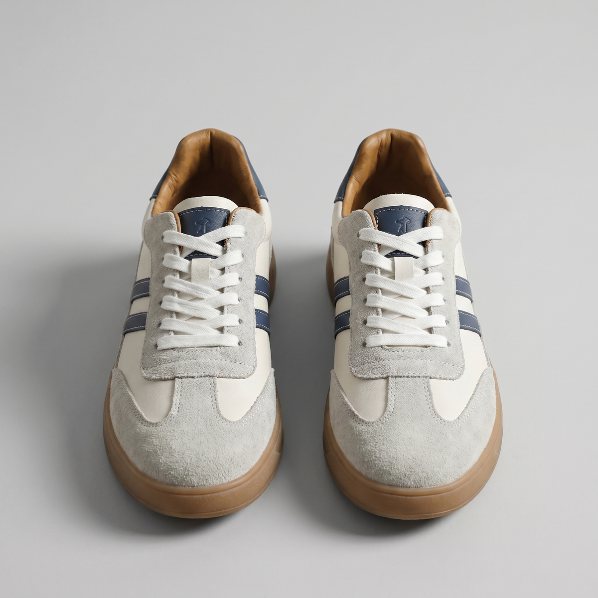 Męskie sneakersy retro z paskami, sznurowaniem i płaską podeszwą