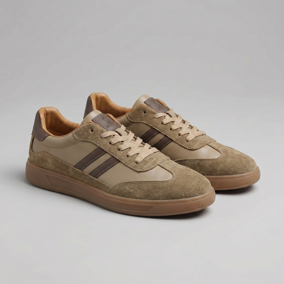 Męskie sneakersy retro z paskami, sznurowaniem i płaską podeszwą