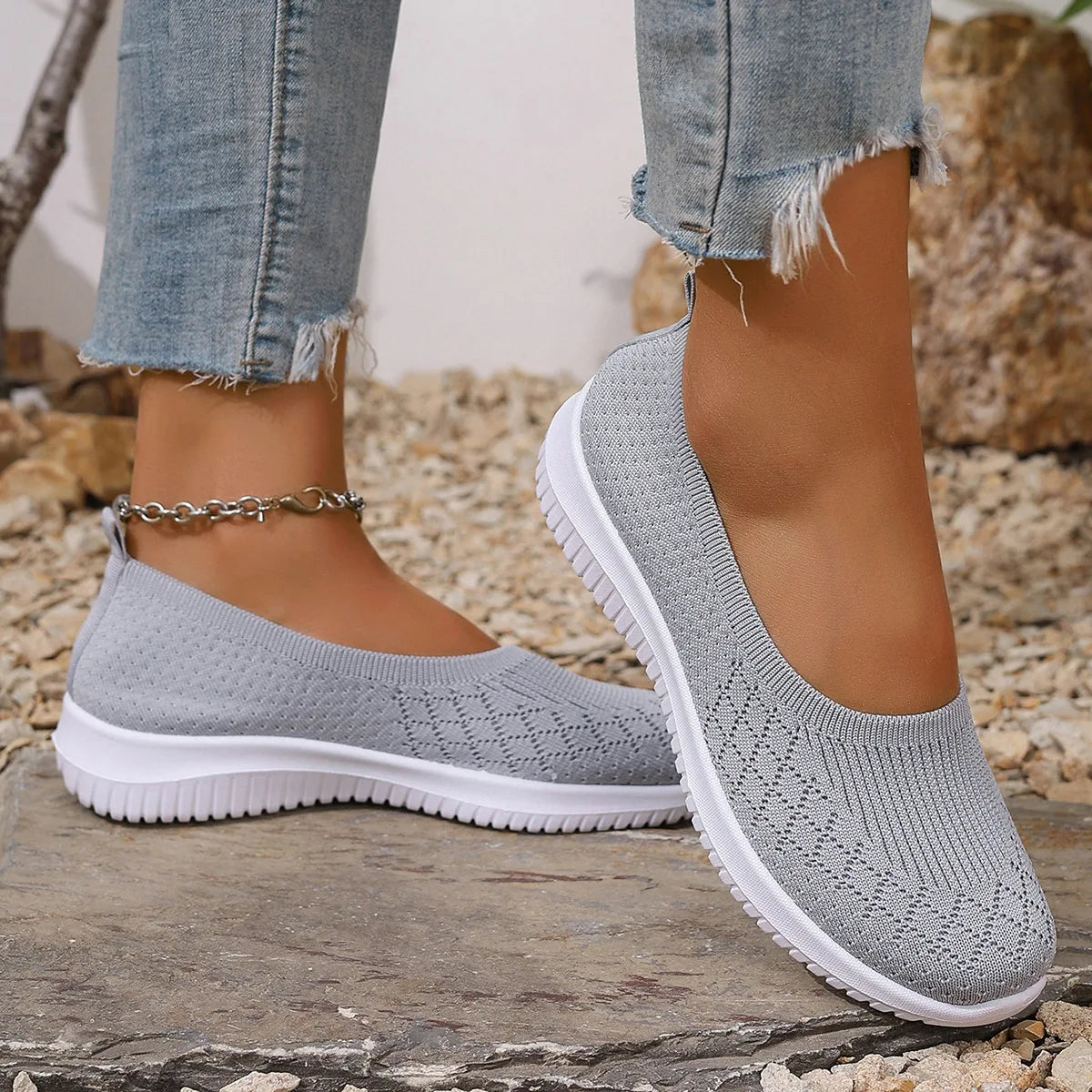 Damskie buty wsuwane z geometrycznym wzorem i białą płaską podeszwą
