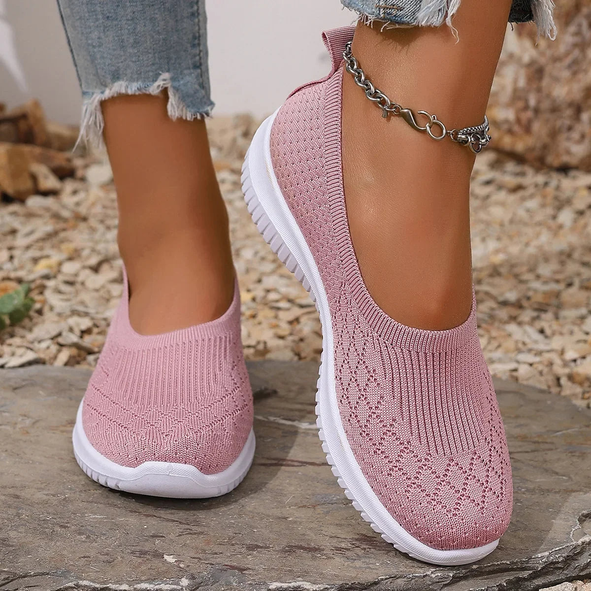 Damskie buty wsuwane z geometrycznym wzorem i białą płaską podeszwą