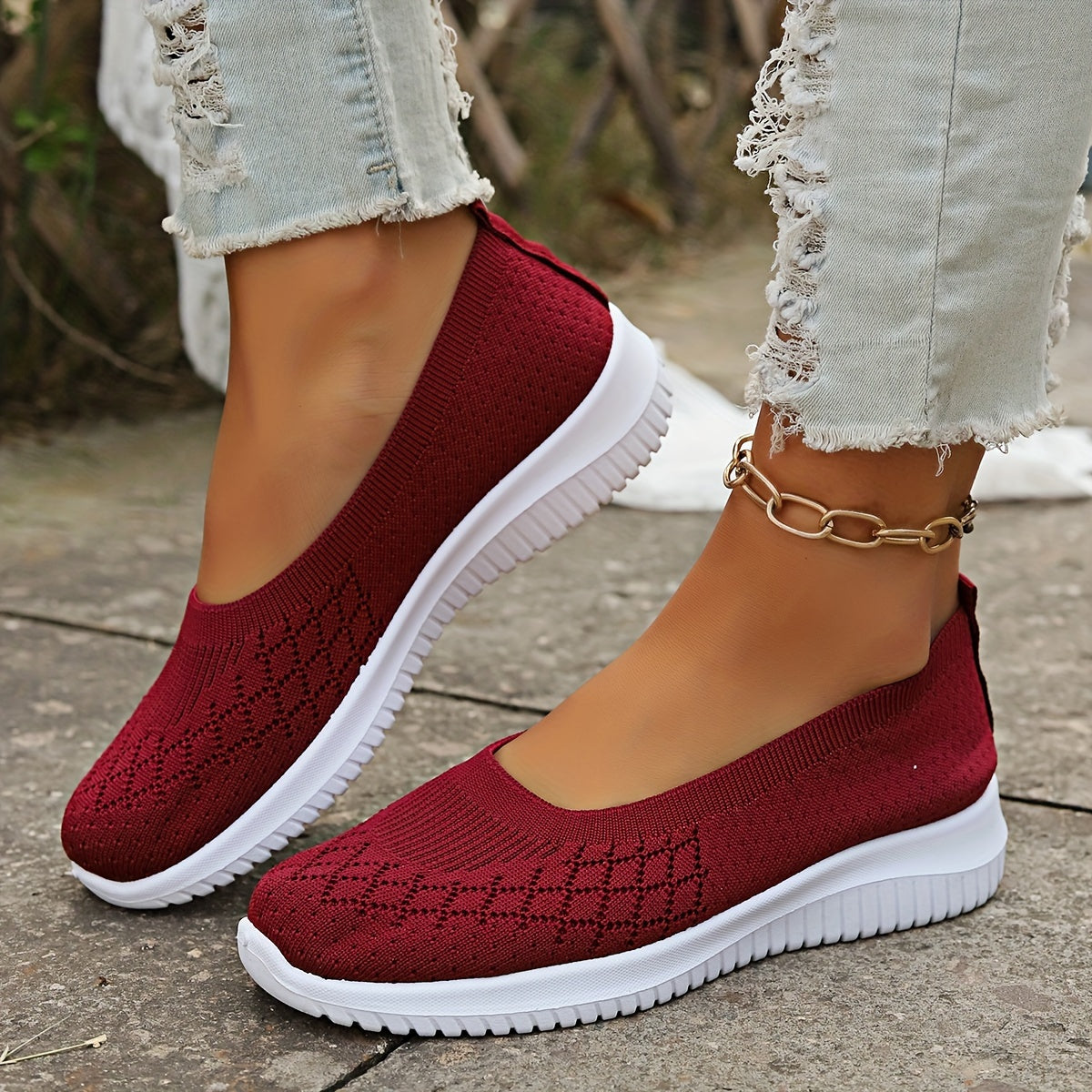 Damskie buty wsuwane z geometrycznym wzorem i białą płaską podeszwą