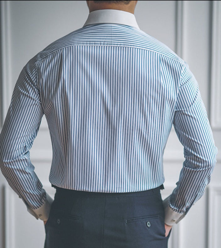Męska koszula slim fit w niebieskie pionowe paski z białym kołnierzykiem