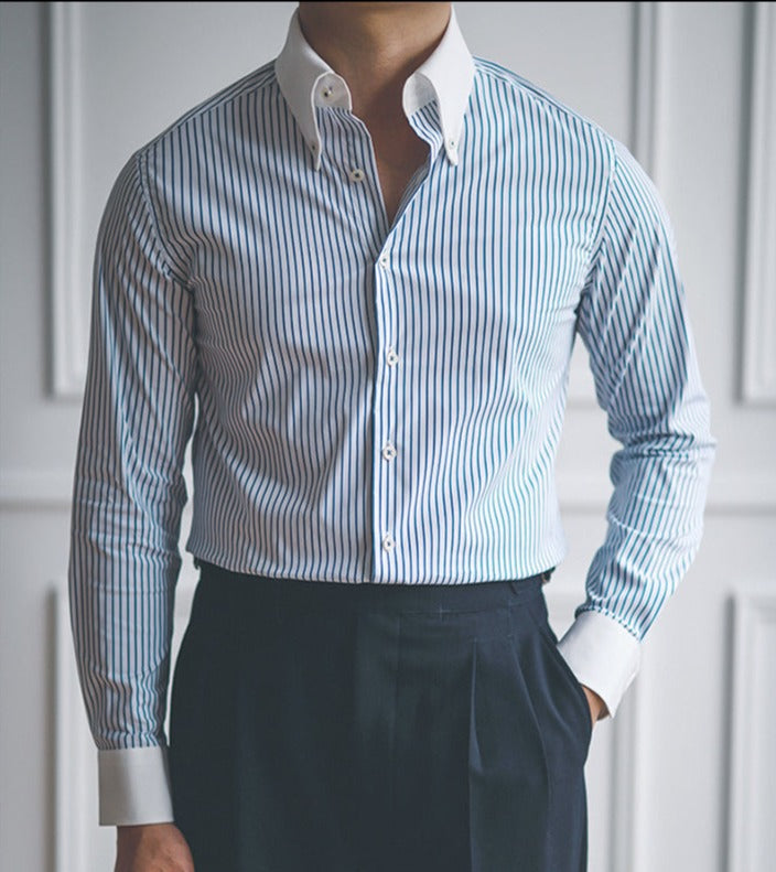 Męska koszula slim fit w niebieskie pionowe paski z białym kołnierzykiem