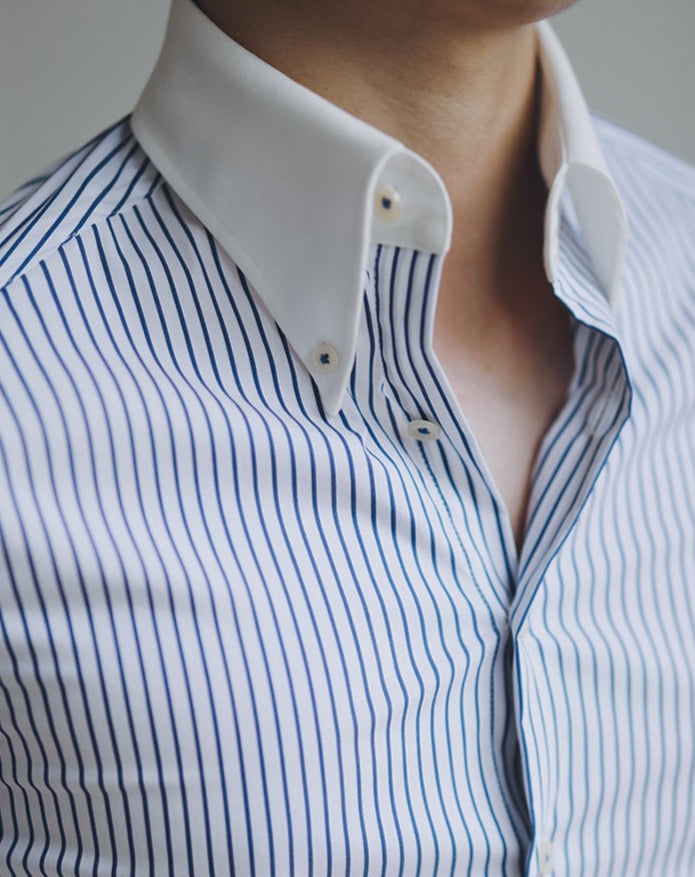 Męska koszula slim fit w niebieskie pionowe paski z białym kołnierzykiem