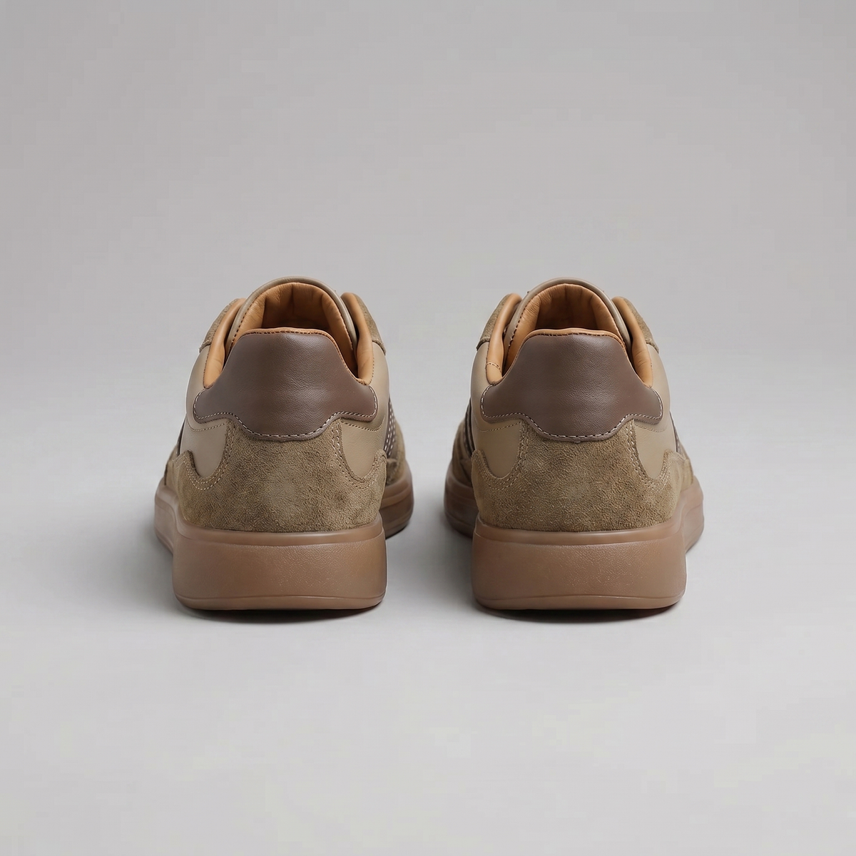 Męskie sneakersy retro z paskami, sznurowaniem i płaską podeszwą