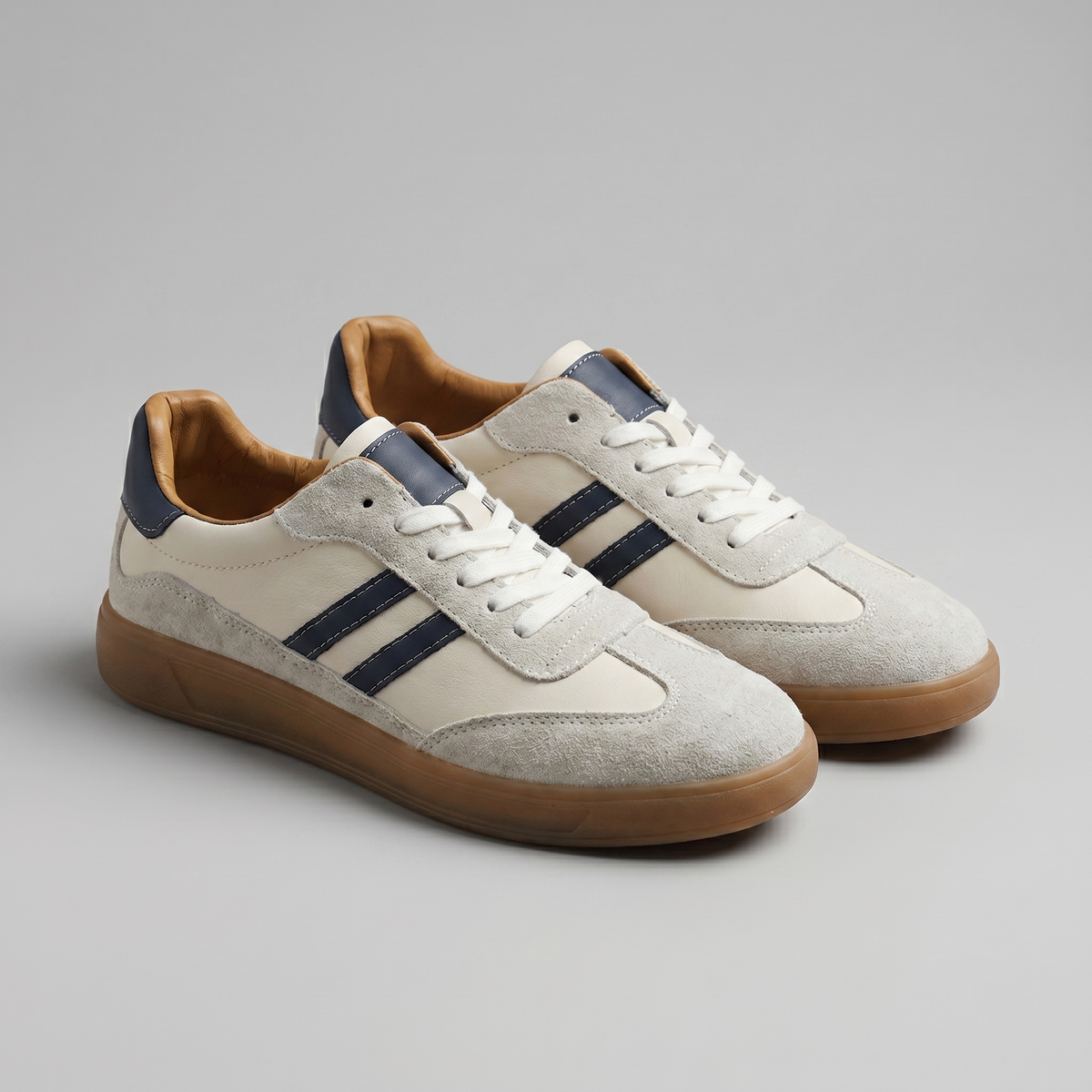 Męskie sneakersy retro z paskami, sznurowaniem i płaską podeszwą