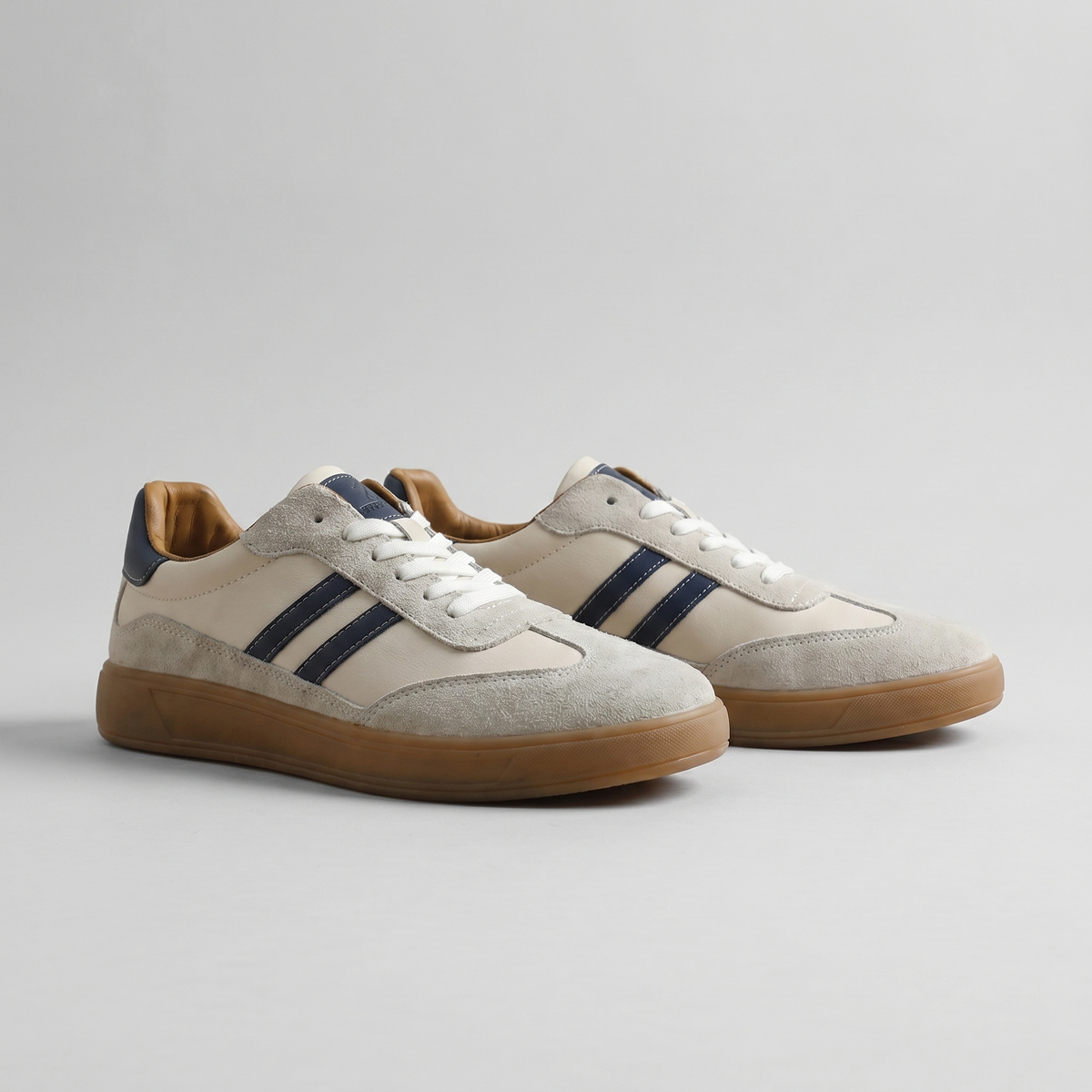 Męskie sneakersy retro z paskami, sznurowaniem i płaską podeszwą