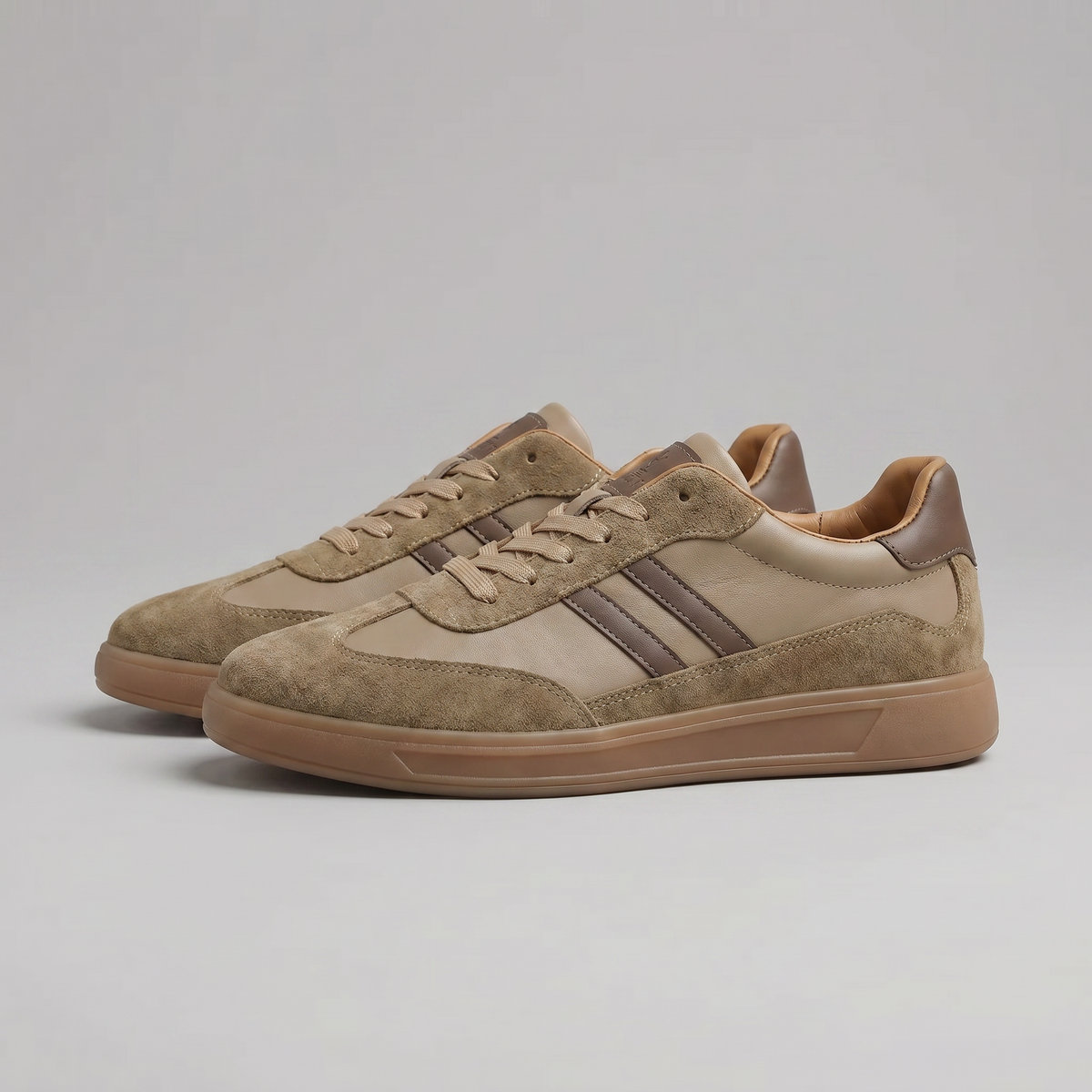 Męskie sneakersy retro z paskami, sznurowaniem i płaską podeszwą
