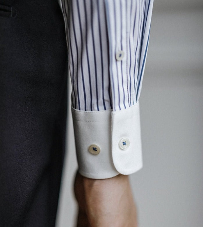 Męska koszula slim fit w niebieskie pionowe paski z białym kołnierzykiem